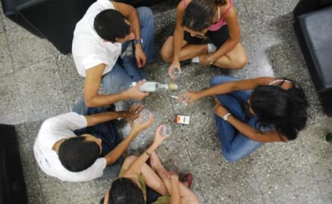 Piden padres de familia sanción a quien venda alcohol a adolescentes 
