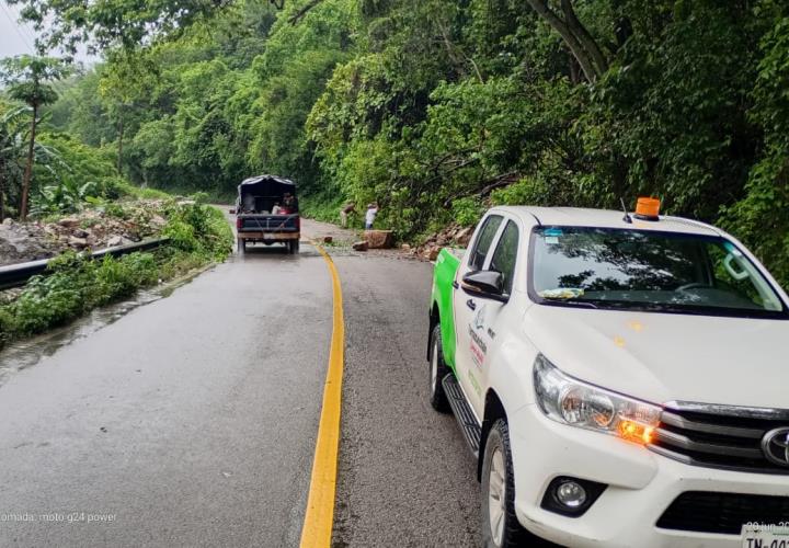 Retiraron alud y escombros de carreteras 