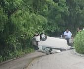 Volcó automóvil por mal tiempo
