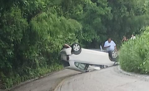 Volcó automóvil por mal tiempo