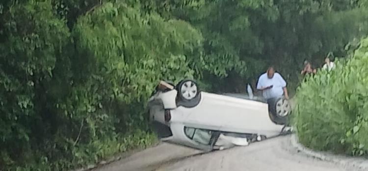 Volcó automóvil por mal tiempo Volcó automóvil por mal tiempo