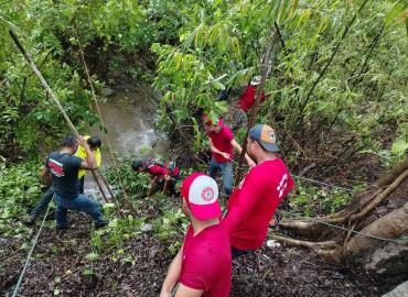 La noble labor de los bomberos voluntarios de Axtla en tiempos de lluvia