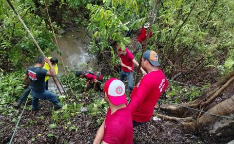 La noble labor de los bomberos voluntarios de Axtla en tiempos de lluvia
