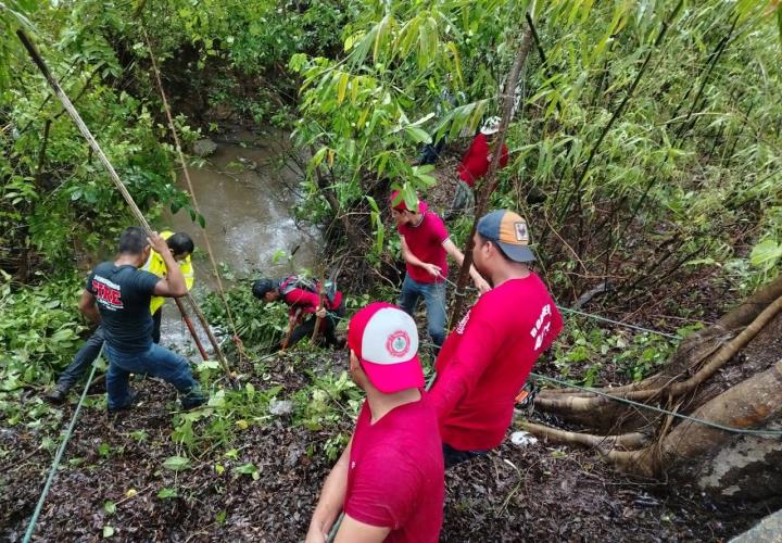 La noble labor de los bomberos voluntarios de Axtla en tiempos de lluvia