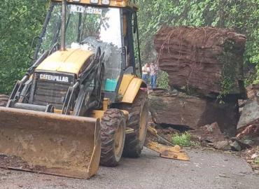 Autoridades actúan rápido tras caída de enormes rocas 