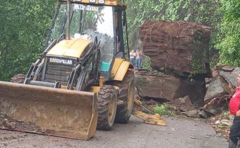 Autoridades actúan rápido tras caída de enormes rocas 

