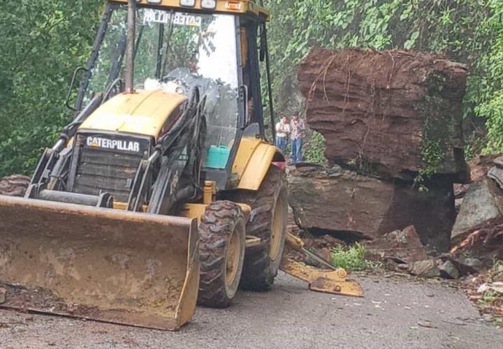 Autoridades actúan rápido tras caída de enormes rocas 
