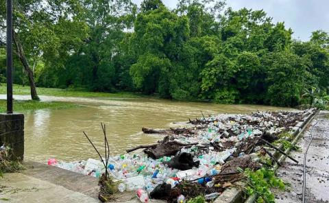 Crecida del río Acontla arrastra basura hasta la colonia Escalanar
