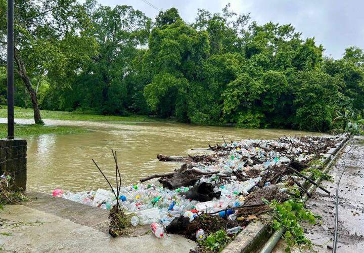 Crecida del río Acontla arrastra basura hasta la colonia Escalanar