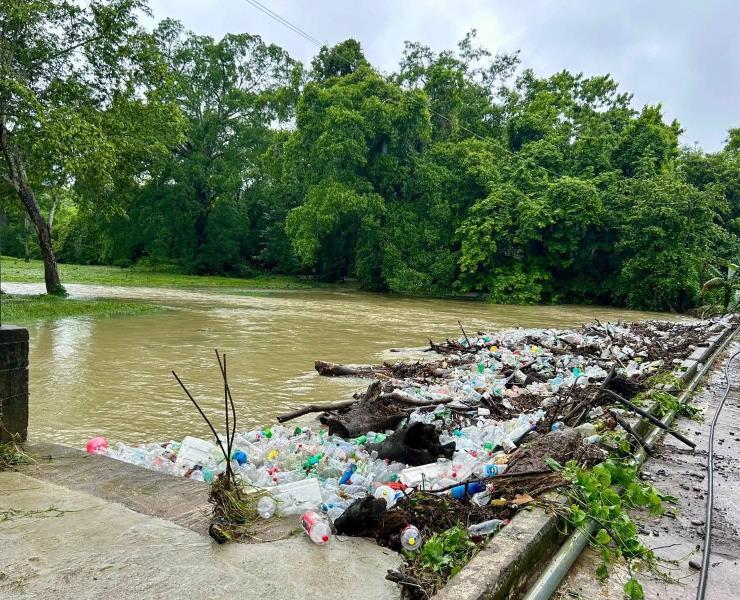 Crecida del río Acontla arrastra basura hasta la colonia Escalanar
