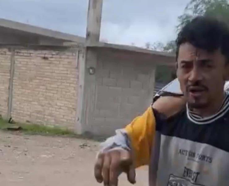 ¡POLICÍAS LO GOLPEARON!
