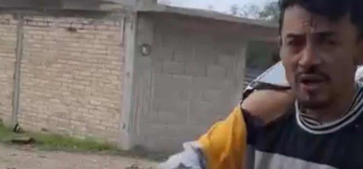 ¡POLICÍAS LO GOLPEARON!