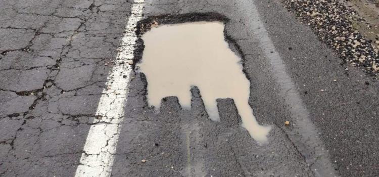 Enorme bache provocó choque Enorme bache provocó choque
