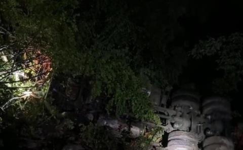 TRÁILER CAYÓ A UN BARRANCO