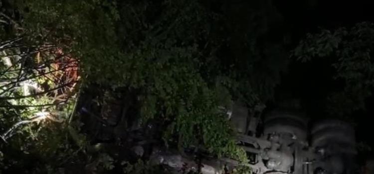 TRÁILER CAYÓ A UN BARRANCO TRÁILER CAYÓ A UN BARRANCO