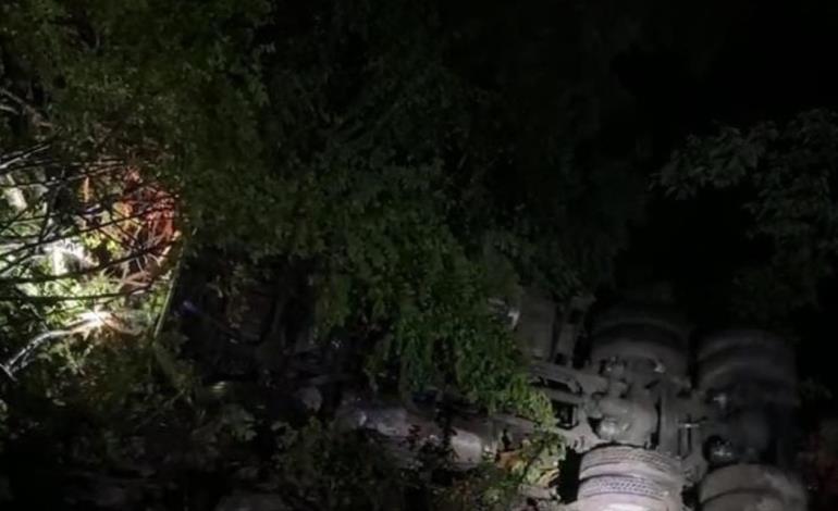 TRÁILER CAYÓ A UN BARRANCO