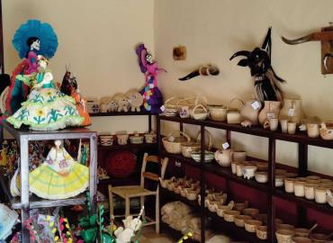 Mantienen tradición en creación de artesanías 