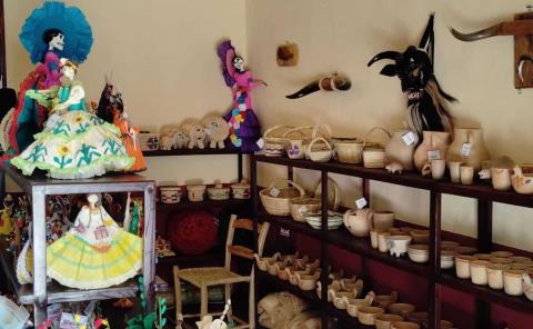 Mantienen tradición en creación de artesanías 
