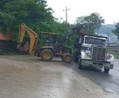 Ayuntamiento de Matlapa realiza trabajos de limpieza por deslave 