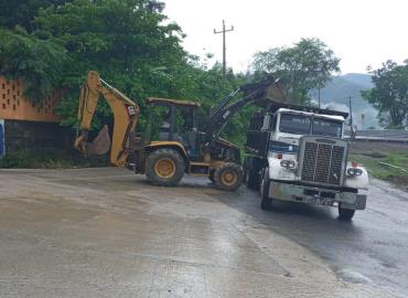 Ayuntamiento de Matlapa realiza trabajos de limpieza por deslave 