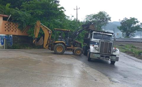Ayuntamiento de Matlapa realiza trabajos de limpieza por deslave 

