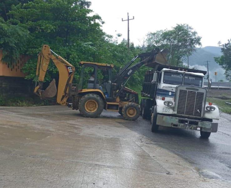 Ayuntamiento de Matlapa realiza trabajos de limpieza por deslave 

