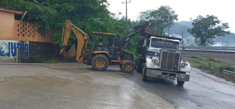 Ayuntamiento de Matlapa realiza trabajos de limpieza por deslave Ayuntamiento de Matlapa realiza trabajos de limpieza por deslave