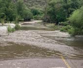 Desborda en carretera el río de Vaqueros