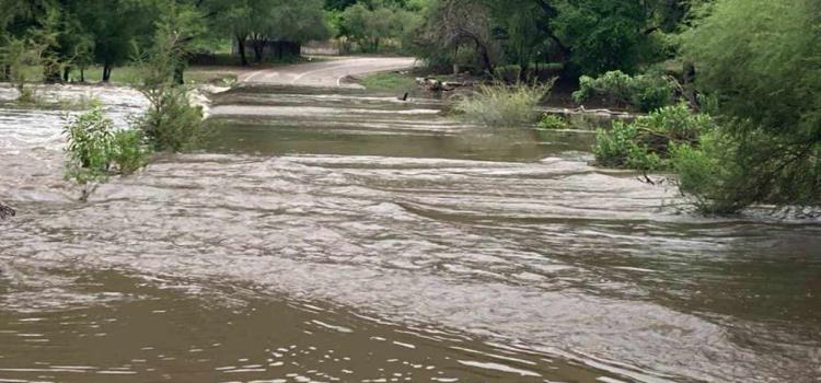 Desborda en carretera el río de Vaqueros Desborda en carretera el río de Vaqueros