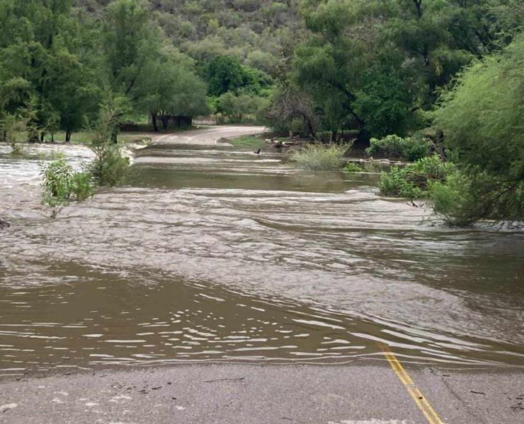 Desborda en carretera el río de Vaqueros
