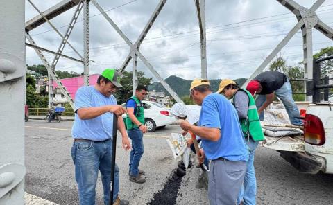 Realizó Obras Públicas bacheo en el puente metálico