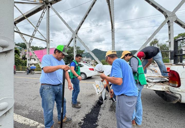 Realizó Obras Públicas bacheo en el puente metálico