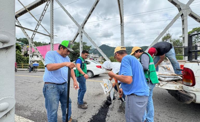 Realizó Obras Públicas bacheo en el puente metálico