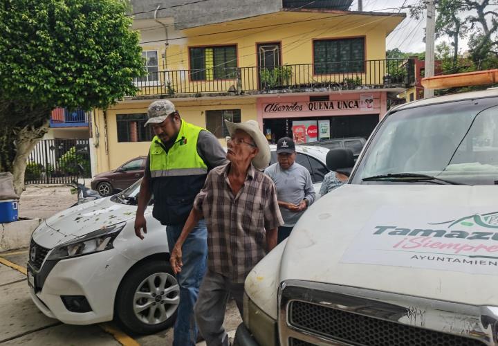 ANCIANO AUXILIADO EN EL BOULEVARD
