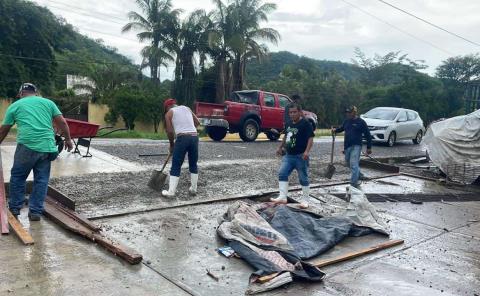 Ayuntamiento de Matlapa rehabilita banqueta 
