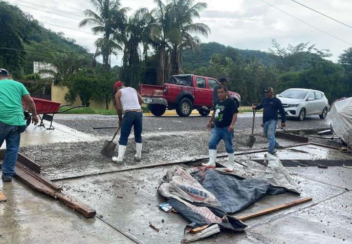 Ayuntamiento de Matlapa rehabilita banqueta 