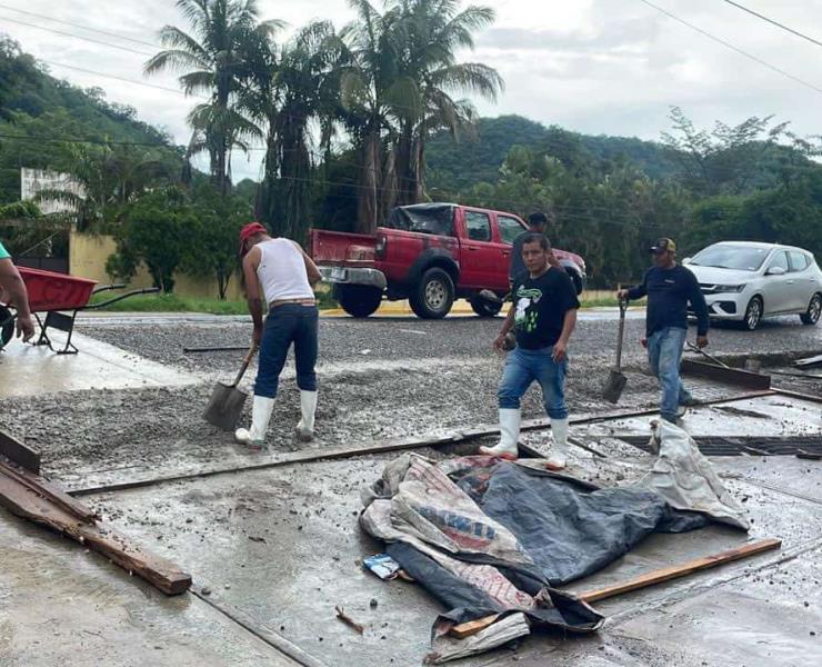 Ayuntamiento de Matlapa rehabilita banqueta 
