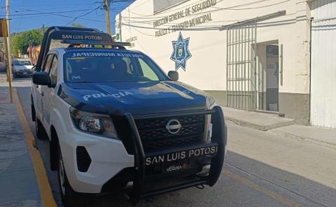 Volcó mujer policía en la carretera libre
