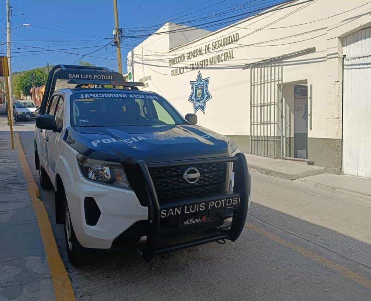 Volcó mujer policía en la carretera libre
