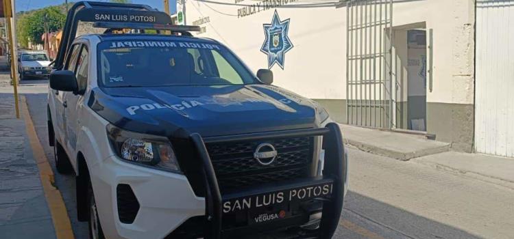 Volcó mujer policía en la carretera libre Volcó mujer policía en la carretera libre