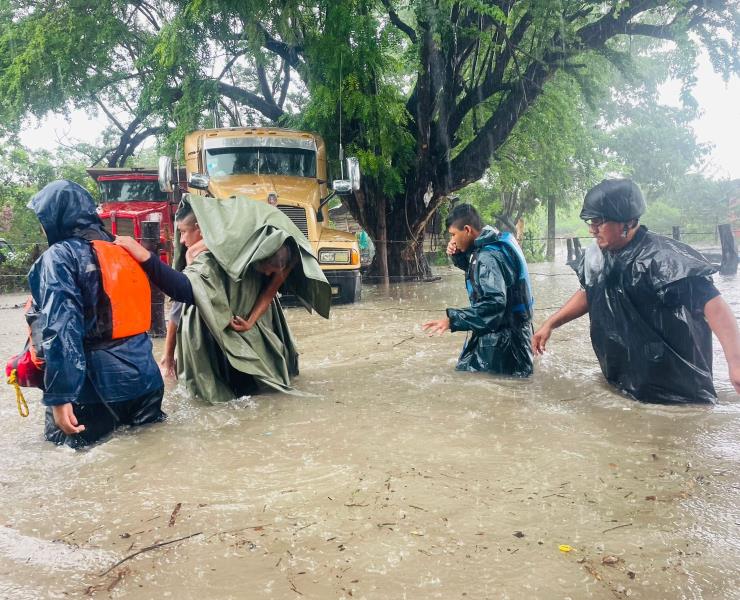 Dos muertos y 650 evacuados