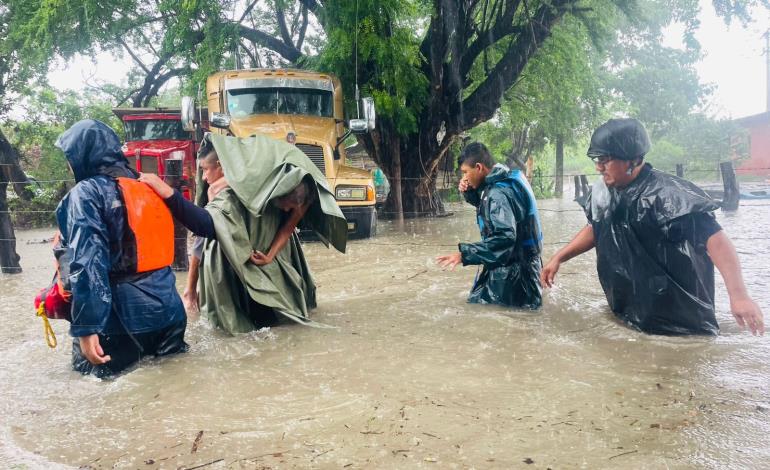 Dos muertos y 650 evacuados