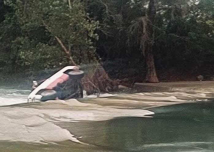 ARRASTRÓ EL RÍO OTRA CAMIONETA