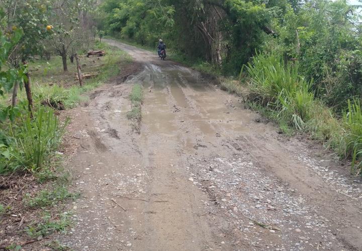 Cierre carretero dejó a motociclistas en el lodo