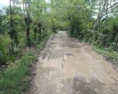 Cierre carretero dejó a motociclistas en el lodo