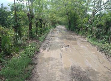 Cierre carretero dejó a motociclistas en el lodo