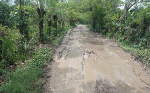 Cierre carretero dejó a motociclistas en el lodo