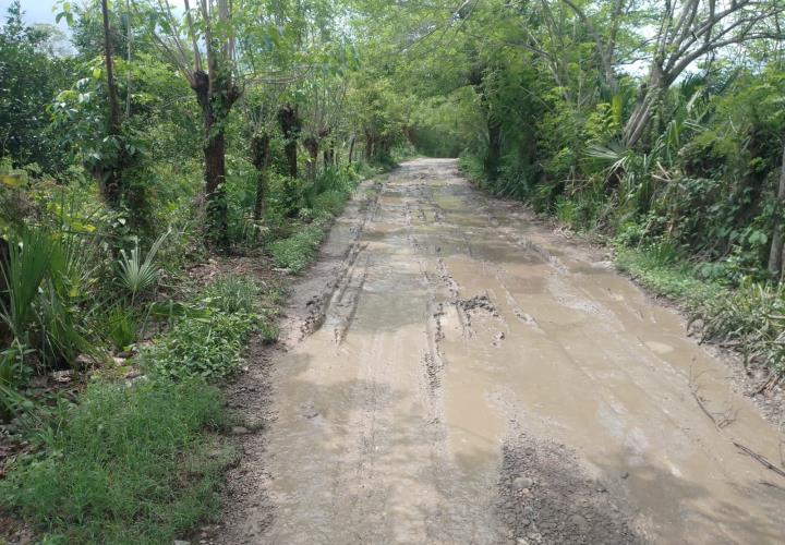 Cierre carretero dejó a motociclistas en el lodo