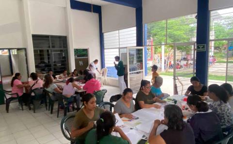 Transcurre con éxito el curso de bordado tének en Tamazunchale