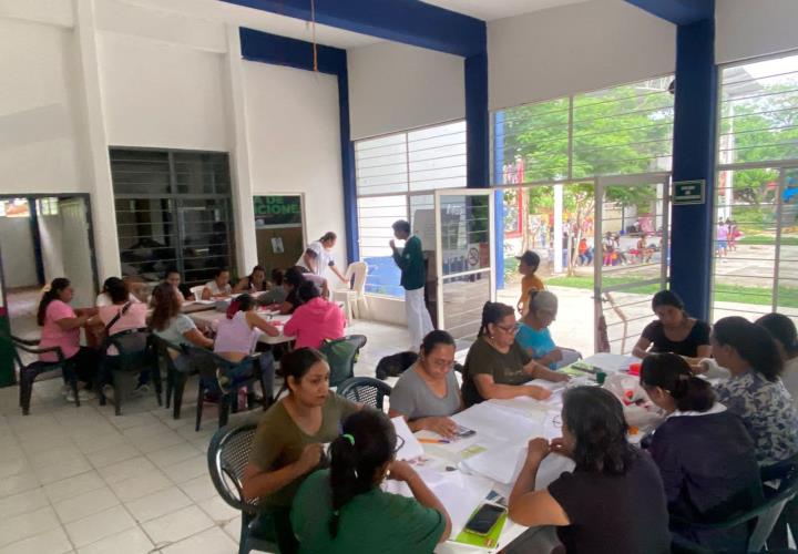 Transcurre con éxito el curso de bordado tének en Tamazunchale
